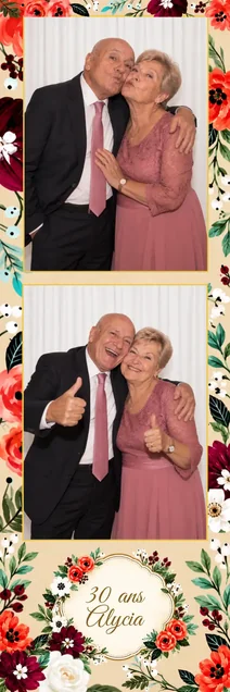 Bandelette photobooth anniversaire, deux photos sur fond floral rouge