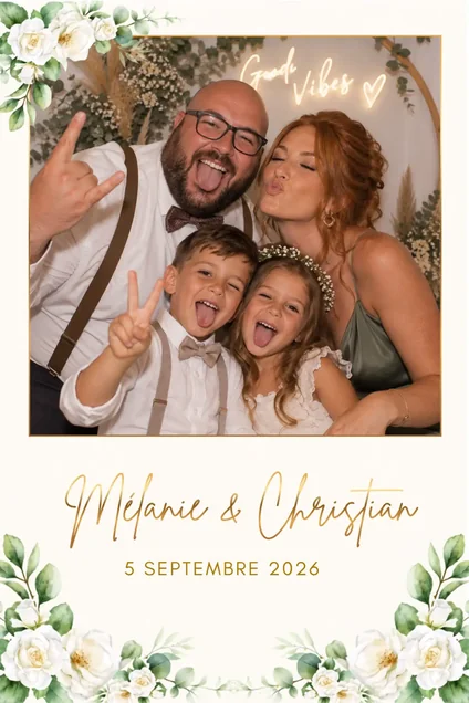 Cadre photobooth mariage champêtre, roses blanches et eucalyptus